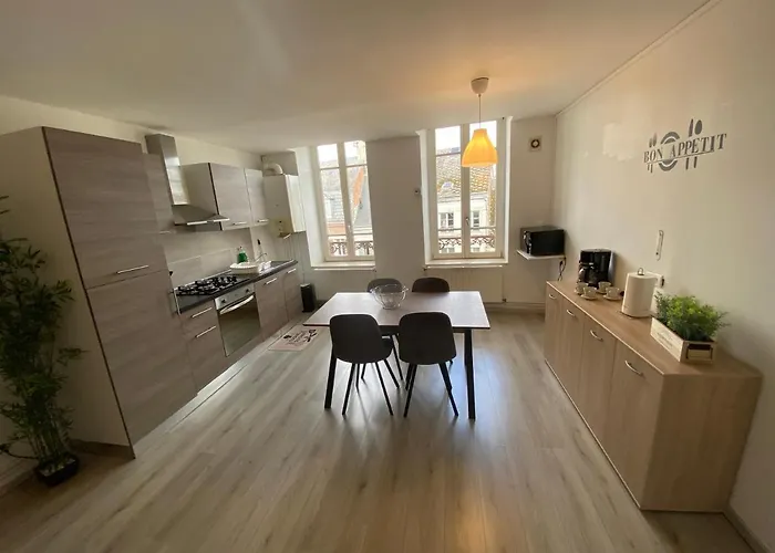 Joli Avec Parking Gratuit Sur Place Appartamento Givet